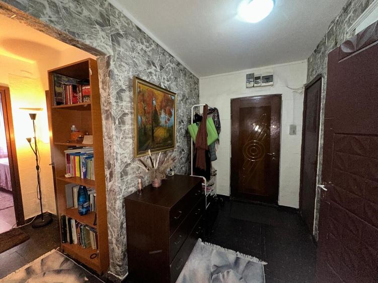 Apartament cu 3 camere decomandat în Drumul Taberei