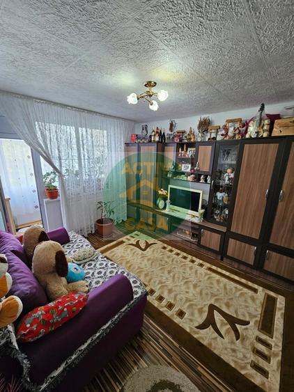 Apartament cu 3 camere decomandat în Est