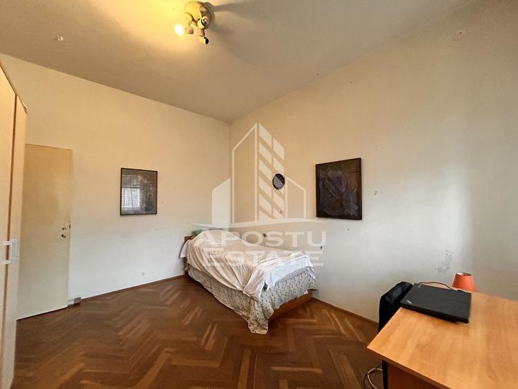 Apartament cu 4 camere decomandat în Central