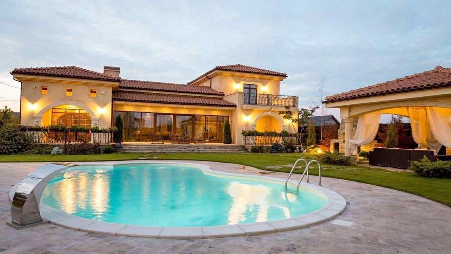 Casă cu 4 camere cu Teren 1500 Mp în Central