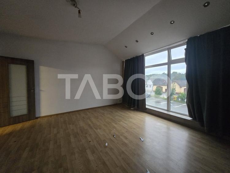 Apartament cu 4 camere decomandat, mobilat în Slimnic