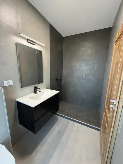 Casă individuală cu 5 camere cu Canalizare în Est