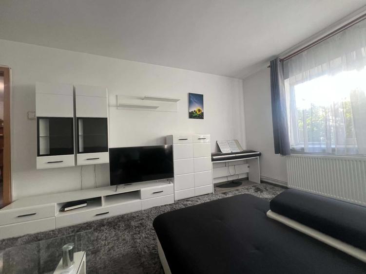 Apartament cu 3 camere decomandat în Lipovei