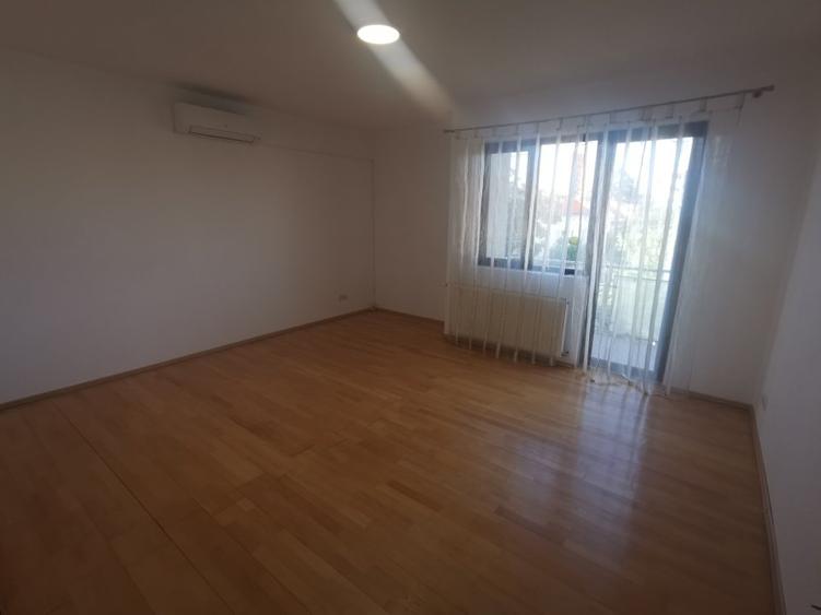 Casă individuală cu 9 camere cu Canalizare în Blașcovici