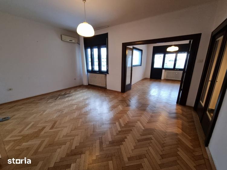Apartament cu 4 camere în Romană