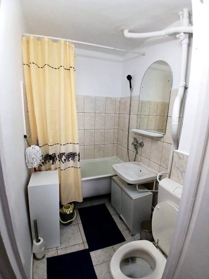 Apartament cu 3 camere decomandat, mobilat în Podu Roș