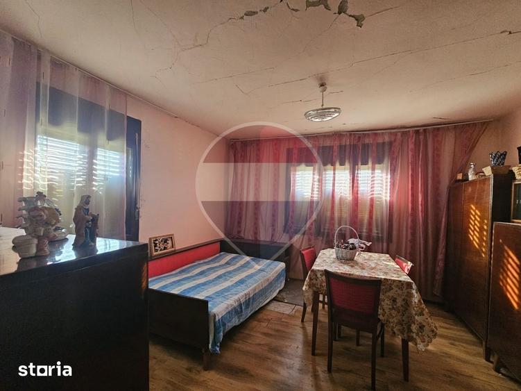 Casă cu 6 camere cu Teren 4041 Mp în Racovița