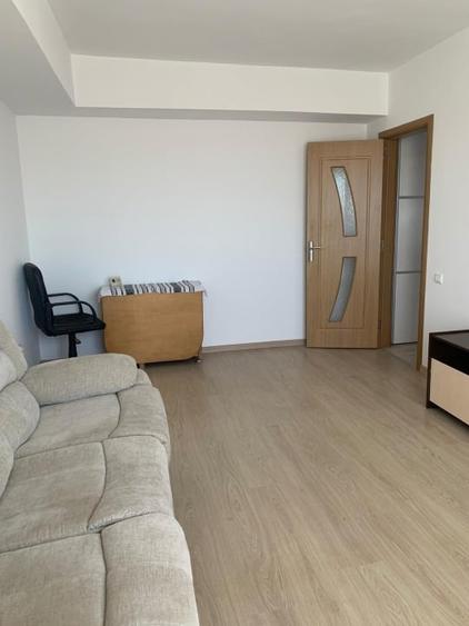 Apartament cu 3 camere decomandat, mobilat în Apărătorii Patriei