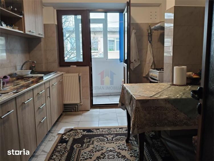 Apartament cu 3 camere decomandat în Obor