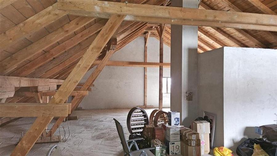 Casă individuală cu 8 camere cu Canalizare în Girocului