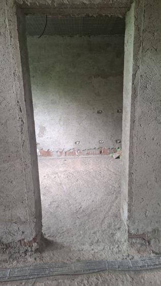 Vand casa in zona todireni centru langa primarie .este facut nou apa trasa ,curent tras, casa are 3 camere 2 bai bucatarie +living ..casa are si beci - 8
