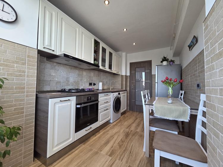 Apartament cu 3 camere decomandat în Micro 14