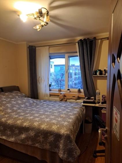 Apartament cu 3 camere semidecomandat în Craiovița Nouă