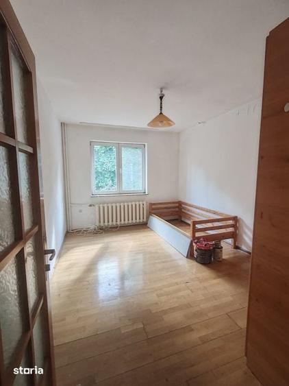 Casă cu 10 camere cu Teren 700 Mp în Valea Roșie