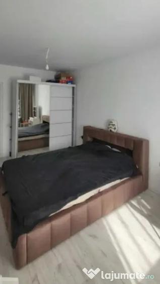 Apartament cu 3 camere decomandat în Tractorul