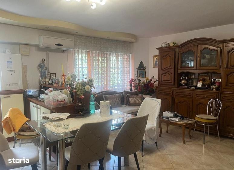 Apartament cu 3 camere decomandat în Podul de Fier