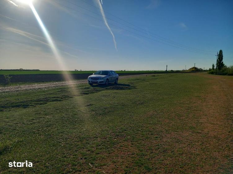 Teren de 11000 mp, în Ghioroc