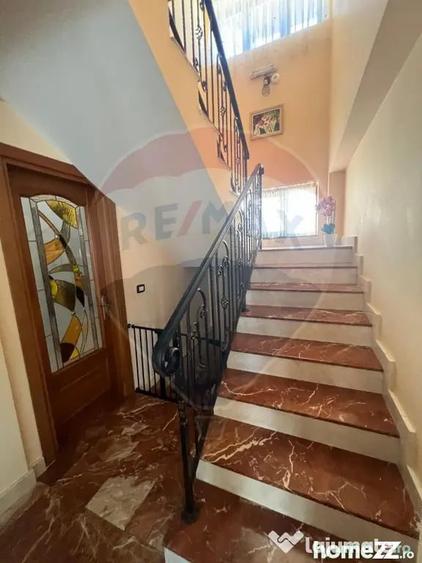 Casă cu 5 camere cu Teren 679 Mp în Central