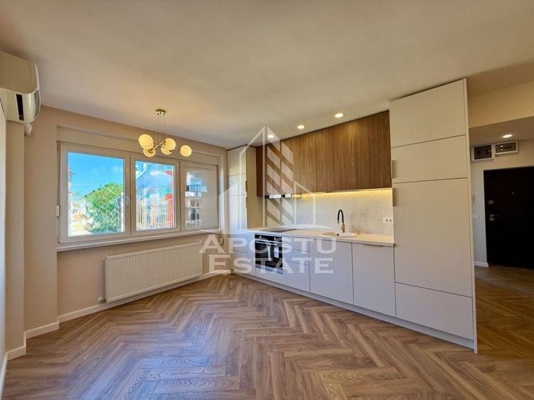 Apartament cu 3 camere semidecomandat, mobilat în P-ța Victoriei