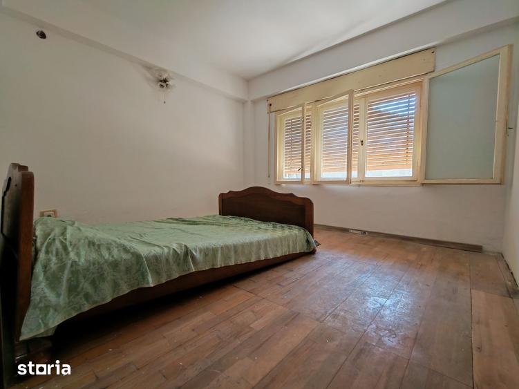 Apartament cu 4 camere decomandat în Central