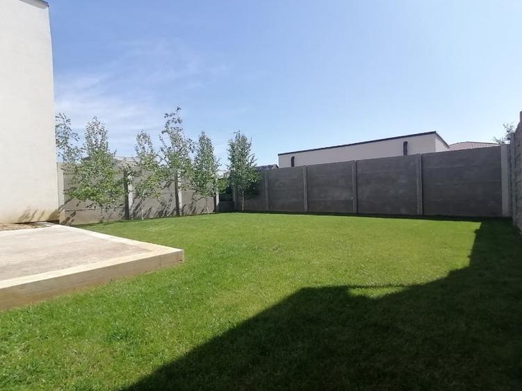 Duplex cu 4 camere cu Canalizare în Moșnița Nouă