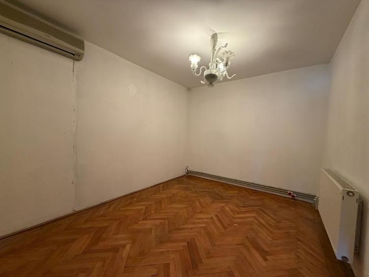 Casă individuală cu 9 camere cu Teren 1500 Mp în Odăi