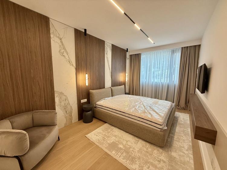 Apartament cu 4 camere semidecomandat în Aviatorilor