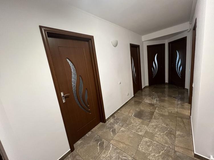 Apartament cu 3 camere decomandat în Florești