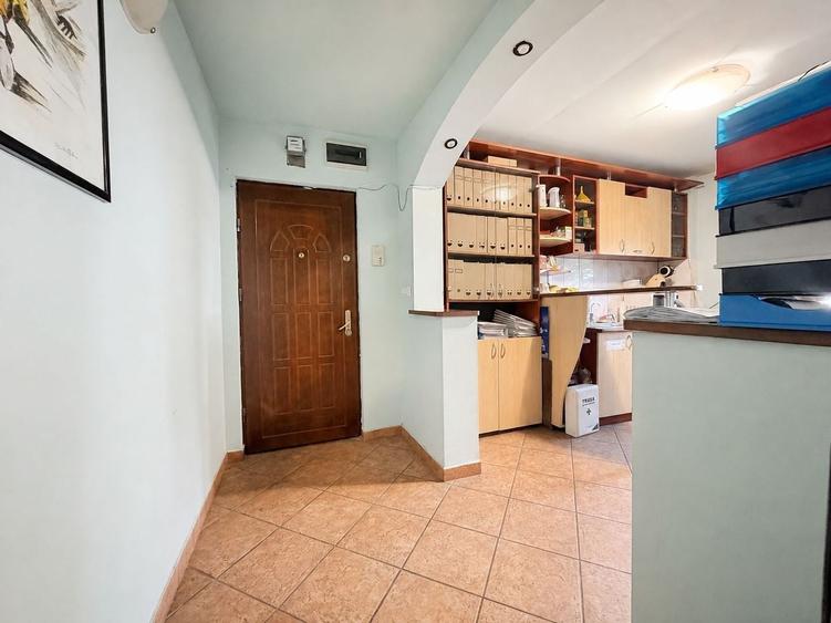 Apartament cu 3 camere semidecomandat în Aradului
