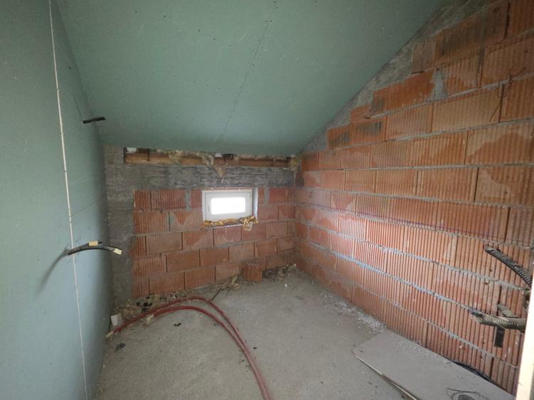 Casă cu 5 camere cu Teren 4165 Mp în Exterior Sud