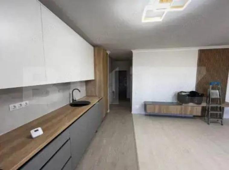 Apartament cu 4 camere semidecomandat în Florești