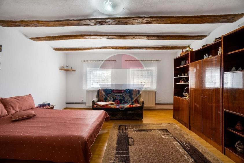 Casă individuală cu 6 camere cu Teren 2794 Mp în Bunești
