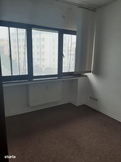 Apartament cu 4 camere decomandat în Romană
