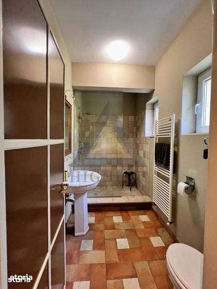 Casă cu 7 camere cu Teren 1000 Mp în Central