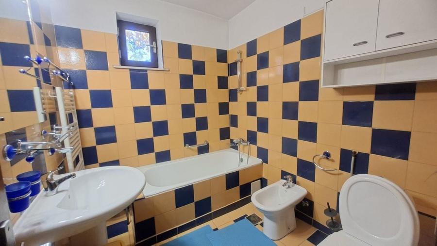 Casă individuală cu 4 camere cu Canalizare în Central