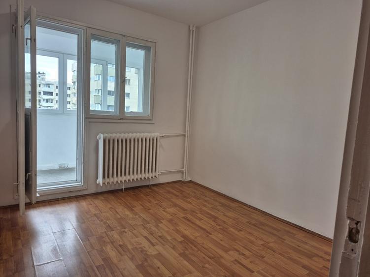 Apartament cu 4 camere semidecomandat în Colentina