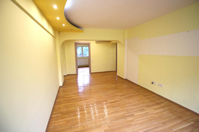Apartament cu 4 camere semidecomandat în Drumul Taberei