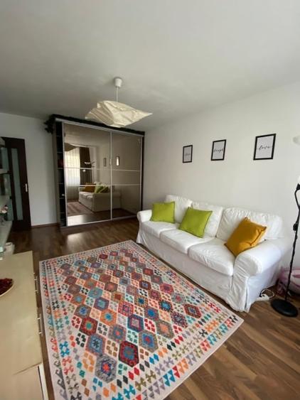 Apartament cu 2 camere decomandat, mobilat în Apărătorii Patriei