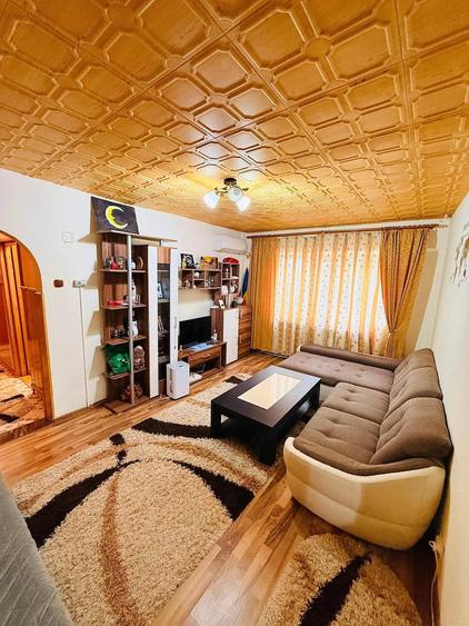 Apartament cu 3 camere semidecomandat în Micro 3