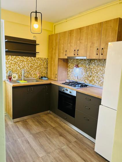 Apartament cu 3 camere semidecomandat în Central