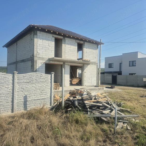 Casă cu 4 camere cu Teren 4 Mp în Mărăcineanu