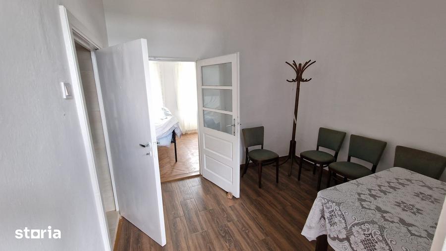 Casă cu 8 camere cu Teren 3651 Mp în Giulvăz
