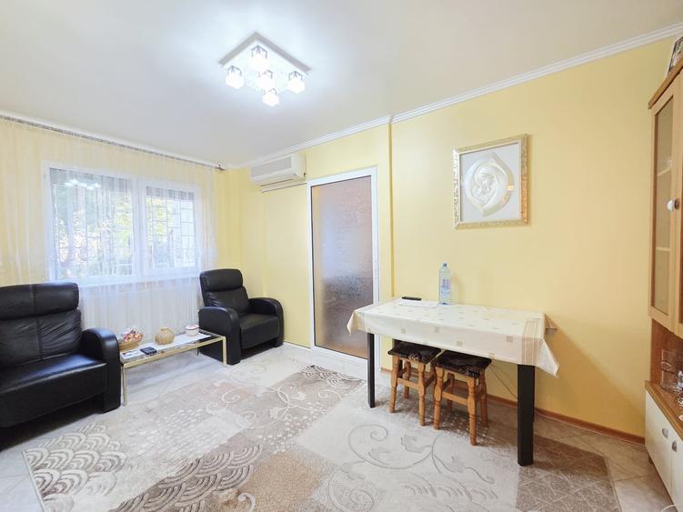 Apartament cu 3 camere semidecomandat în Micro 40
