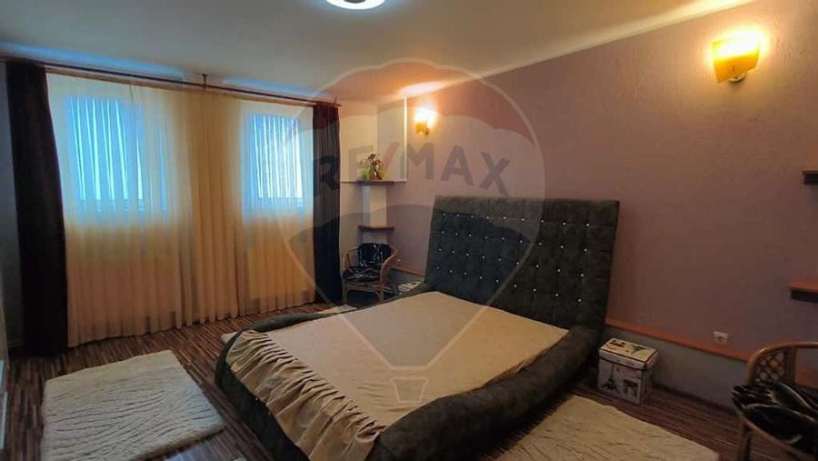 Casă individuală cu 6 camere cu Piscina în Piața Centrală