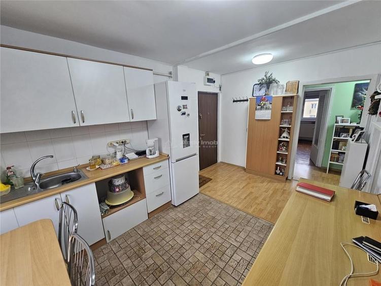 Apartament cu 3 camere decomandat în Micro II