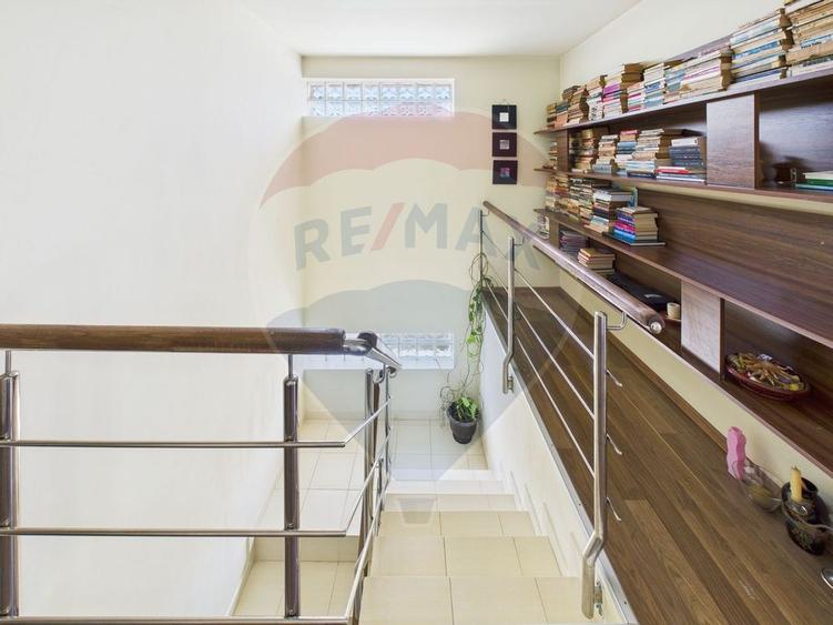 Casă cu 5 camere cu Teren 343 Mp în Central