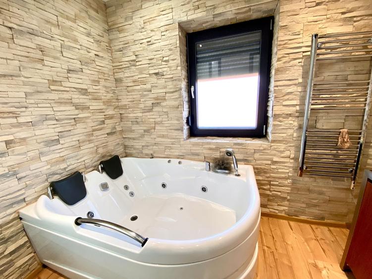Casă individuală cu 5 camere cu Piscina în Miroslava