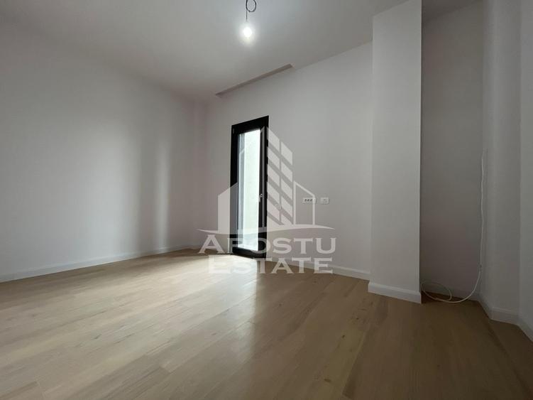 Penthouse cu 4 camere semidecomandat în Torontalului