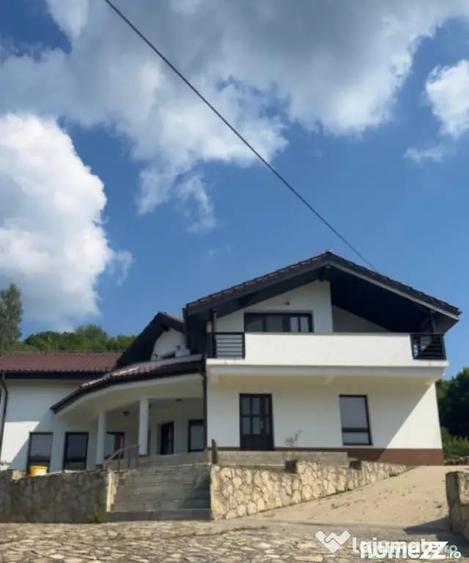Casă cu 2 camere cu Teren 3400 Mp în Mănăstirea Humorului