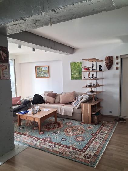 Apartament cu 3 camere semidecomandat, mobilat în Central